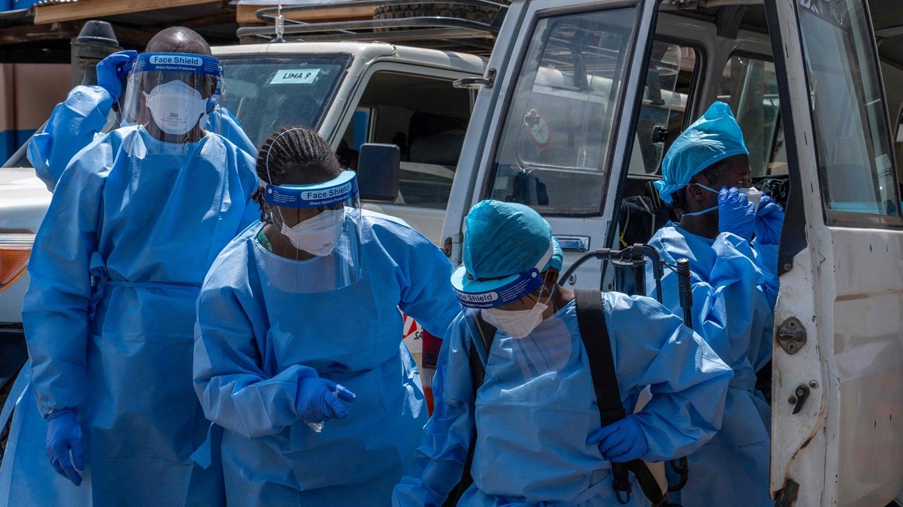 Ebola : le nombre de cas confirmés monte à 689, dont 139 décès
