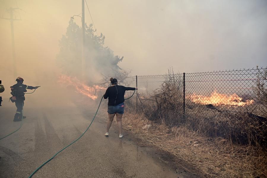 Des feux de forêt provoquent des évacuations massives en Grèce