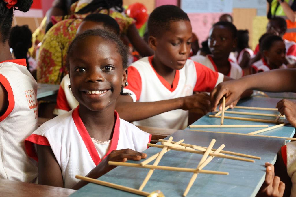 Une entreprise chinoise et l'Institut Confucius font don de matériel pédagogique à une école au Ghana