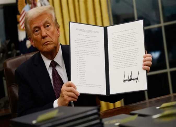 Trump impose des droits de douane de 100% sur les importations de certains produits pharmaceutiques