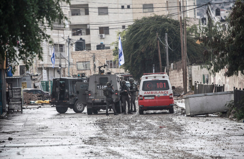 Information : Les forces israéliennes retiennent un véhicule de la Croix-Rouge syrienne à Quneitra.